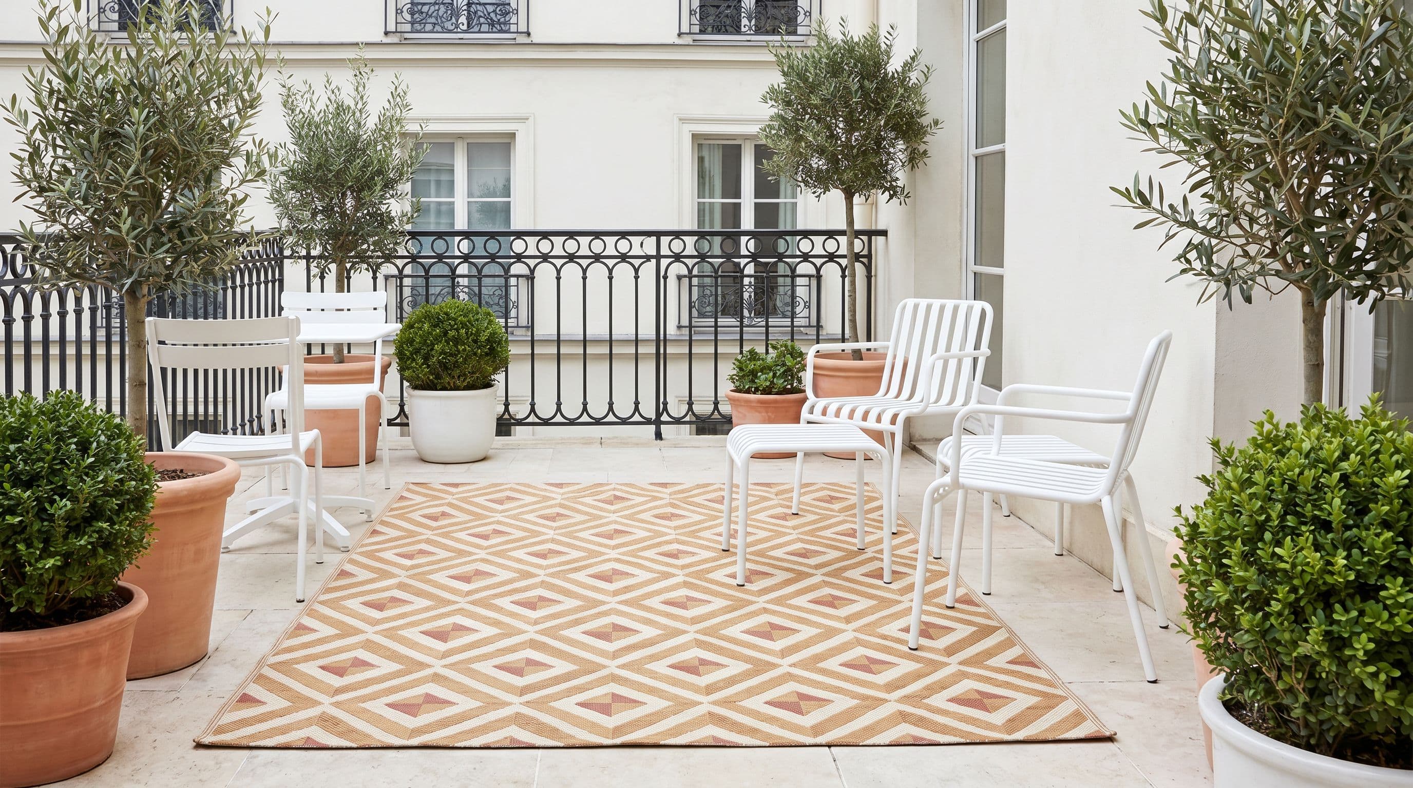 Tapis d'extérieur déroulé sur une terrasse lumineuse
